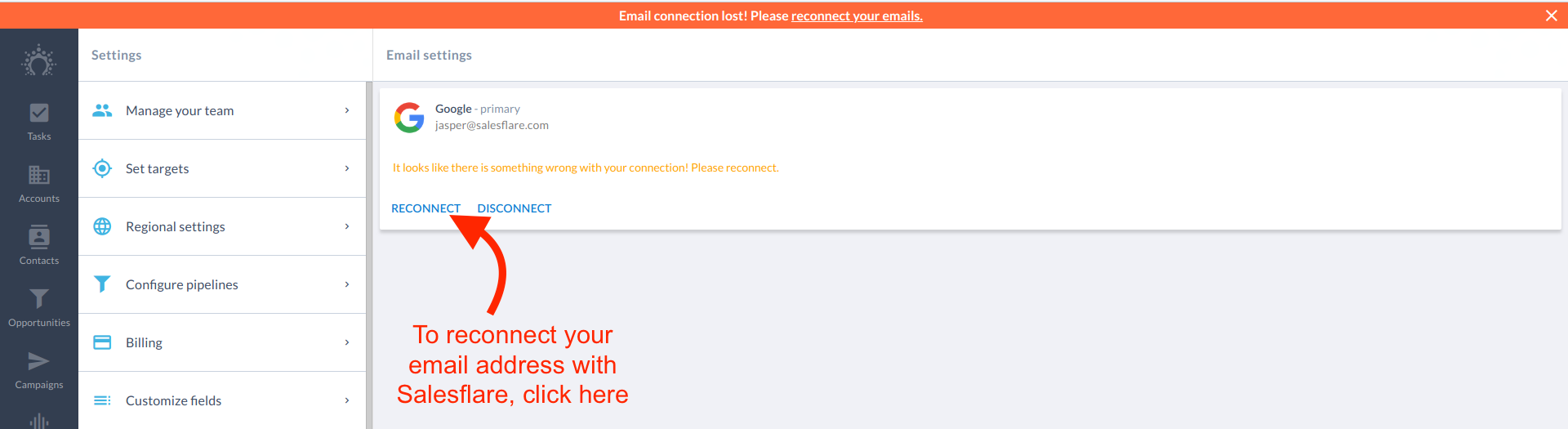 Salesflare Email settings mit orangem Warnbanner „Email connection lost" und hervorgehobenem Reconnect-Link am betroffenen Konto